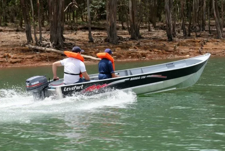 Um barco de aluminio andando na água