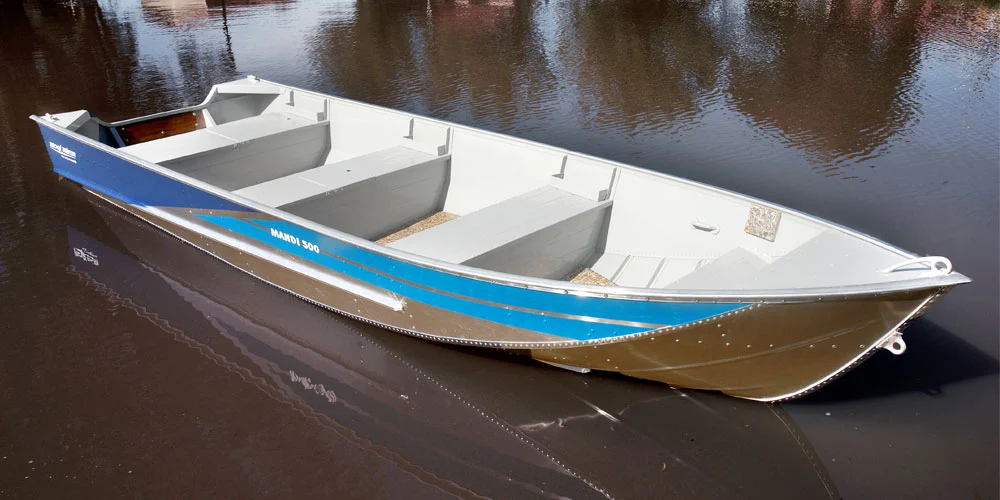Um barco convencional parado na água.