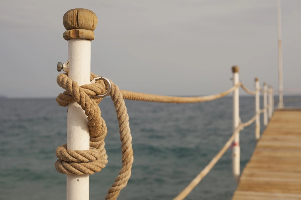 Vista do marca de dentro de uma barco, vemos a proteção em cordas