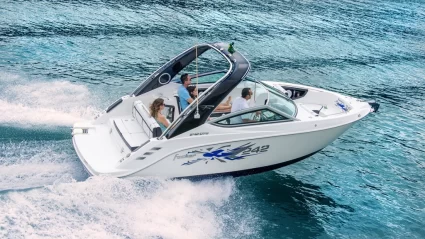 uma lancha focker 242 está andando pela água com 4 pessoas dentro