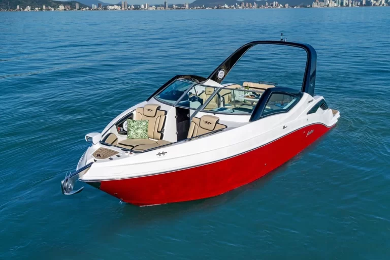 Um modelo de lancha do tipo focker 272 GTO