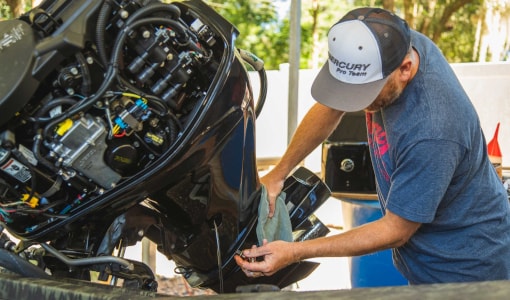 mecanico trocando o óleo do motor da lancha