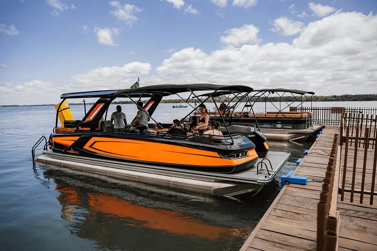 F-Boat 9500 X atracado no píer