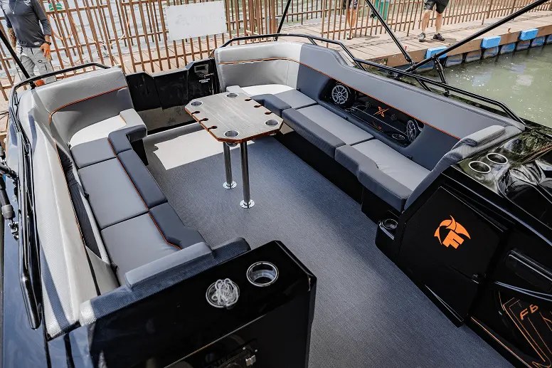 Estofados e mesa central do F-Boat 9500 X